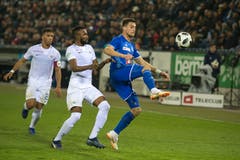 Der Luzerner Tomi Juric (rechts) behauptet sich gegen den Zürcher Umaru Bangura. (Bild: Dominik Wunderli (Luzern, 4. November 2018))