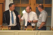 Gemeindepräsident Max Vögeli (Mitte) diskutiert nach der Parlamentssitzung mit den zwei Gemeinderäten Thomas Bornhauser und Hans Eschenmoser. (Bild: Mario Testa)
