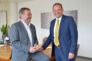 Der bisherige und der neue Verwaltungsratspräsident der Technischen Betriebe Weinfelden AG: René Bock und Franz Koller. (Bild: Mario Testa)