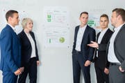 Im Gespräch mit der Kundin Manuela Inauen. (pd)
