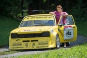 Lisbeth Buser mit Köbi, ihrem Opel Kadett C aus dem Jahr 1976, mit dem sie am Bergrennen Hemberg teilnehmen wird. Bild: Hanspeter Schiess