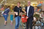 Geschäftsleiterin Miriam Ritetz und Verwaltungsratspräsident Martin Imboden im Eingangsbereich des Dorfmarkts VITAplus in Wuppenau. (Bild: Mario Testa)