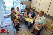 Ein eingespieltes Team: Marianne Wey (von links), Mariette Kneubühler, Erika Hüsler, Sonja Conrad und Erika Zwimpfer kochen zusammen mit fünf anderen für die Leute von Beromünster. Bild: Dominik Wunderli (Beromünster, 15. Mai 2018)