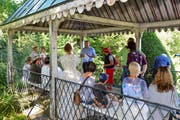 Museumsdirektor Dominik Gügel führt eine Gruppe Besucher durch den Garten. (Bild: Daniela Ebinger)