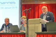 Gemeindeleiter Armin Ruf und Aktuarin Ursula Helg-Hegglin lauschen den Ausführungen von Präsident Markus Meier. (Bild: Mario Testa)