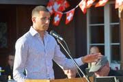 Kariem Hussein spricht an der Bundesfeier in Märwil. (Bild: Mario Testa)