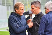 Jürgen Klinsmann (links) besucht das Testspiel zwischen St.Gallen und Heidenheim. (Bild: Manuel Nagel)
