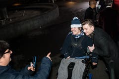 Der Basler Musiker Baschi macht ein Selfie mit einem FCZ-Fan. (Bild: Roger Grütter (Luzern, 16. Februar 2019))