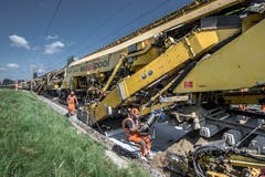 Die PM 1000 URM ist über ein Kilometer lang und ersetzt Schotter und Schiene gleichzeitig. (Bilder: Pius Amrein, Neuenkirch, 30. Juli 2019)
