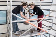 Tobias Eichelberger und Ursula Stalder bei der Arbeit am am Wandgemälde über dem Neubadbecken. (Bild: Pius Amrein, Luzern, 18. März 2019)