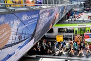 Die Videowand ist 99 Meter lang und reicht über alle Gleise. (Bild: Nadia Schärli, 3. Juni 2019)