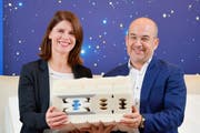 «Wir freuen uns über die jahrelange Partnerschaft mit Betten Thaler und teilen die Passion für den gesunden Schlaf», sagt Reta Schnellmann von der Riposa-Geschäftsleitung, im Bild mit Gregor Thaler. (Bild: pd)