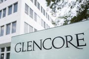 Schild mit dem Firmenlogo am Glencore-Hauptsitz in Baar. Bild: Urs Flüeler/Keystone (23. Juli 2018)