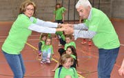 Lynette (links) und Robert Federer zeigen mit den Kindern ihre Freude an der Bewegung. (Bild: Thomas Schwizer)