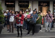 Eine Gruppe asiatischer Touristen am Schwanenplatz. (Bild: Corinne Glanzmann, Luzern, 4. Juni 2018)