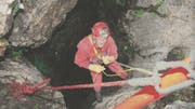 Peter Bochsler, Toggenburger Gesellschaft für Höhlenforschung, war der erste, der sich in die über 50 Meter tiefe Höhle wagte. (Bild: PD)