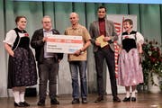 Heinz Müller von der Nussgesellschaft Wartau (3. von links) kann den mit 3000 Franken dotierten Leserpreis entgegennehmen. (Bilder: Rolf Siegenthaler)