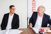 Sébastien Buemi (links) mit CEO Eugen Elmiger bei der Vertragsunterzeichnung. (Bild: PD)