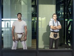 Zwei Schwinger in Lebensgrösse «kleben» am Schaufenster eines Geschäfts in Zug. (Bild: Keystone/Alexandra Wey)