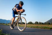 Der Rheindamm ist 20 Tage lang der Schauplatz für die 9 Kilometer lange Radstrecke. Total werden jeden Tag 180 Kilometer gefahren. (Bild: PD)