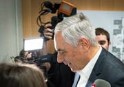 Der ehemalige Chef der UBS-Vermögensverwaltung in Westeuropa, Dieter Kiefer, verlässt nach dem Urteilsspruch das Gerichtsgebäude in Paris. Bild: Ian Langsdon/EPA (20. Februar 2019)