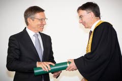 Ex-IHK-Direktor Kurt Weigelt wird zum Ehrensenator ernannt. (Bild: Ralph Ribi)