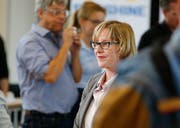 SP-Präsidentin Barbara Gysel freut sich sichtlich über die Sitzgewinne ihrer Partei im Kantonsrat. Bild: Stefan Kaiser (7. Oktober 2018)