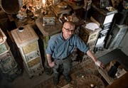 Pierre Nemitz, neu gewählter Landrat und Ofenbauer, in seinem antiken "Lagerraum" in Beckenried. Bild: Corinne Glanzmann (6. März 2018)