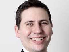Benjamin Wittwer ist Direktor von Bauen Schweiz. Hans Wicki gibt ihm den Bundeshaus-Badge. Wicki selber ist Präsident von Bauen Schweiz. (PD)