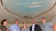 Marlis und Stefan Habersaat, Architektin Sabrina Schäfli, Marcel Epper und Titus Moser, Mitglieder das Verwaltungsrates der Habersaat AG, blicken auf die bemalte Decke im Obergeschoss (Bild: Stefan Hilzinger)