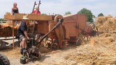 Eine Dreschmaschine im Einsatz, eine staubige Angelegenheit.