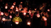 «Räbeliechtli, wo bisch du?» Gesangseinlage beim Räbeliechtliumzug. (Bilder: Stefan Hilzinger)