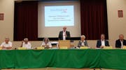 Die Gemeinderäte Karl Ringenbach und Fritz Stettler, Gemeindeschreiberin Manuel Haas, Gemeindepräsident Matthias Müller und die Gemeinderäte Andrea Waltenspül, Matthias Keller und Denis Bach an der Rechnungsversammlung in der Mehrzweckhalle. (Bild: Stefan Hilzinger)