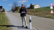 Stadtingenieur Thomas Müller unterhalb des Herten-Schulhauses. Hier gibt es ein Trottoir und eine Pförtneranlage. (Bild: Stefan Hilzinger)