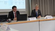 Finanzchef Reto Angehrn und Stadtpräsident Anders Stokholm stellen die Bugdetzahlen 2019 vor. (Bild: Stefan Hilzinger)