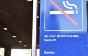 Die «rauchfreien Bahnhöfe» wurden seit Juni in der ganzen Schweiz schrittweise signalisiert. (Bilder: Thomas Schwizer)