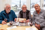 Die Dreikönigssänger der ersten Stunde erinnern sich an die Anfänge vor vierzig Jahren. Von links: Fredy Odermatt, José de Nève und Hugo Odermatt. (Bild: Edi Ettlin (Stans, 5. Januar 2019))
