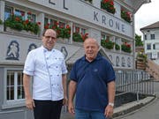 Walter Höhener (links) und Walter Nef vor dem Hotel Restaurant Krone Urnäsch. (Bild: Karin Erni)