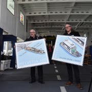 Zeigen die neuen Marken: Gestalter Willi Spirig und Bernhard Kallen von der Post.(Bild: Sheila Eggmann)