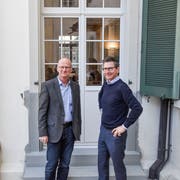 Werner Ibig und Lukas Höhn vor der neuen Tür vom Kloster-Restaurant in die Gartenwirtschaft.