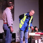 Die vielen Päckli gehen dem Paketboten ganz schön ins Kreuz. (Bild:Barbara Hettich)