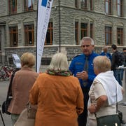 Jürg Joller im Gespräch mit Besucherinnen. (Bild: Jonathan Biedermann, 14. September 2019)