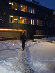 Der Sicherheitsfachmann Martin Bürge kümmert sich auch um alltägliche Probleme der Insassen. Bild: Lara Wüest