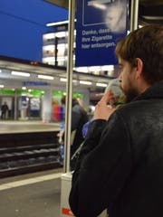 Noch darf am Bahnhof nach Lust und Laune dem Zigarettenrauch gefrönt werden. Bald ist dies nur noch in gekennzeichneten Zonen auf den Perrons erlaubt. (Bild: Sara Petrillo)