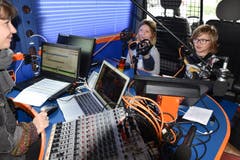 Die Schülerinnen und Schüler im Schulhaus Feld in Grabs machen Radio. Bevor es ins Studio geht, muss viel geübt werden. (Bilder: Heini Schwendener)