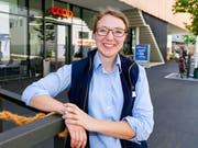 Die in Thal geborene Angela Niederer vor der Coop-Filiale Rorschach, die sie seit heute Montag als Geschäftsführerin leitet. (Bild: Rudolf Hirtl)