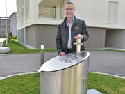 Bauamtchef Martin Belz beim ersten Unterflurcontainer von Weinfelden an der Leuestrasse. (Bild: Mario Testa, März 2017)