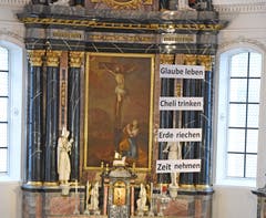 Auch Cheli trinken gehört zur Älplerchilbi - meint man sogar beim Festgottesdienst.
