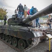 Trotz Regen war der Anlass gut besucht: Vor allem der 56 Tonnen schwere Leopard-Kampfpanzer zog viele Besucher an. (Bild: Lisa Jenny)