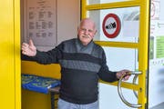 Sieht die Umfahrungsstrasse Spange Hofen als Chance: Aldo De Fazio begrüsst neu die Gäste im Clubhaus des FC Sirnach Stella. (Bild: PD)